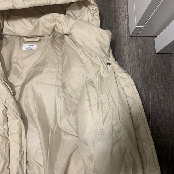 White puffer jacket. - Picture 4 of 5